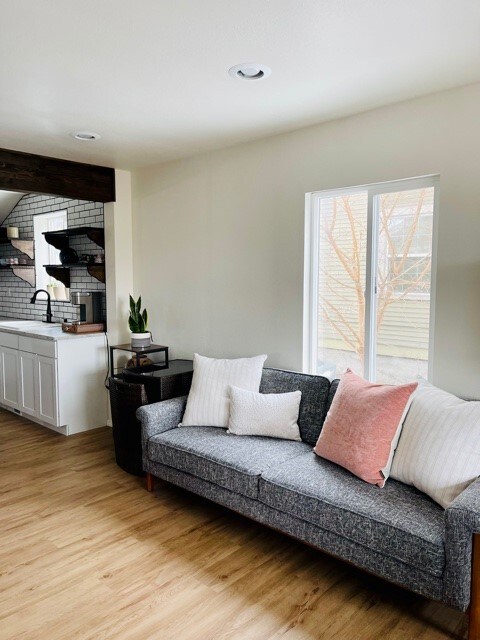 Модерен кауч кој се дуплира како футон. 