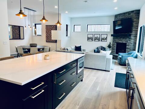 *New* modern West Mtn living with views + hot tub!
