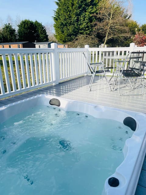 Birdie Lodge with Hot Tub