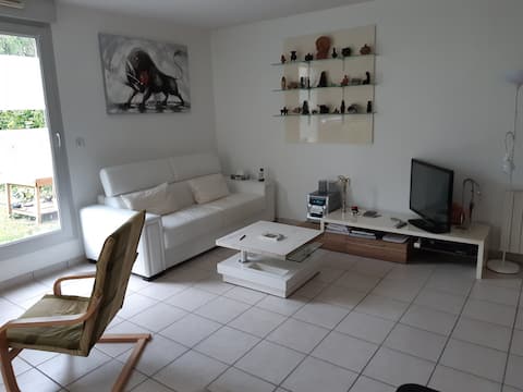 BEAUTIFUL APARTMENT, PRIVATE GARDEN AND VERANDA