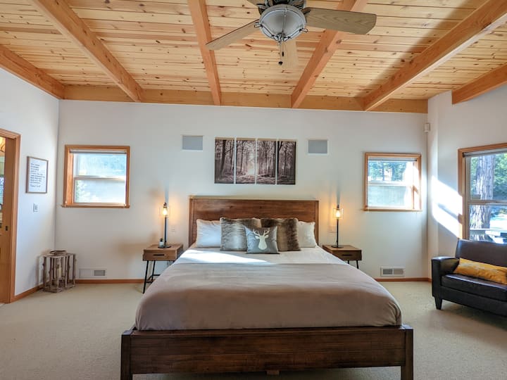 Godoro jipya la king latex lililo na mashuka ya kifahari ya mianzi.