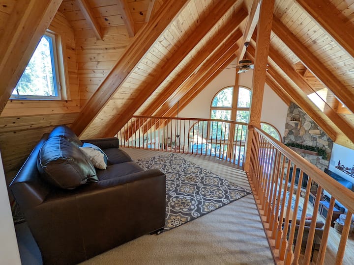 Roshani ya ghorofani iliyo na kitanda cha ukubwa kamili.