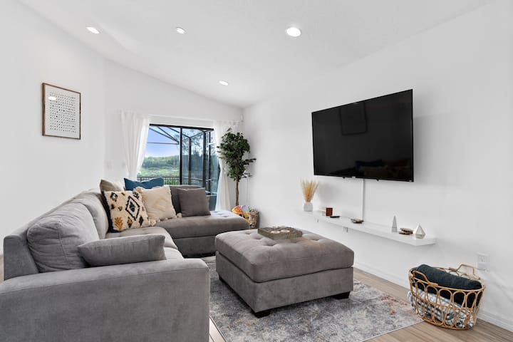 Modern 4 Bedroom House With Pool & Jacuzzi - Kissimmee, FL
