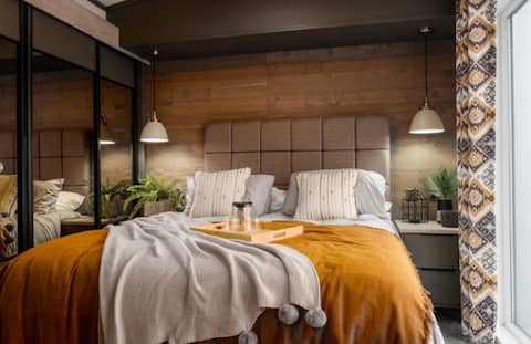 Luxury Beechwood lodge with hot tub & amazing view