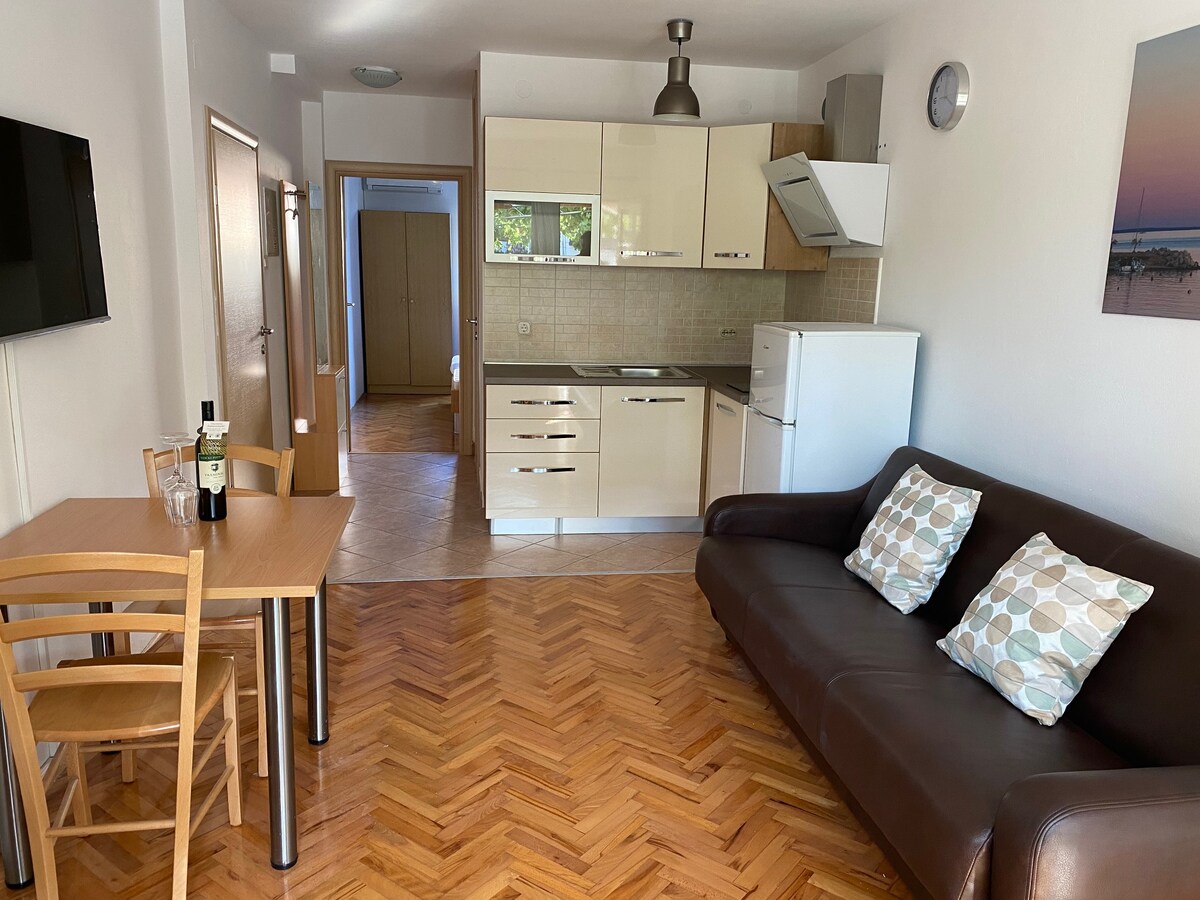 Dnevni boravak s novom modernom kuhinjom