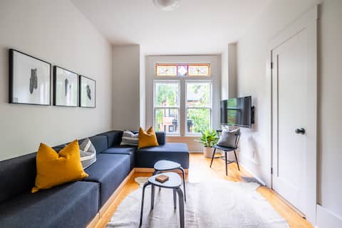 Successful Airbnb property: Charming Apt w/ Private Deck in a 1890s Victorian in Parkdale—High Park