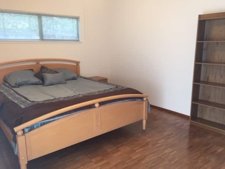 Dhoma e gjumit 1, me krevat dopio "king" dhe banjë private