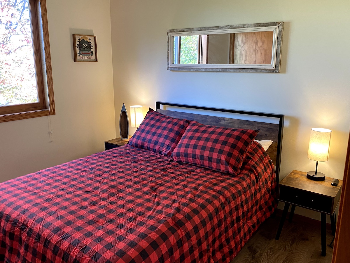 ห้องนอนที่สองพร้อมเตียงเต็มรูปแบบ