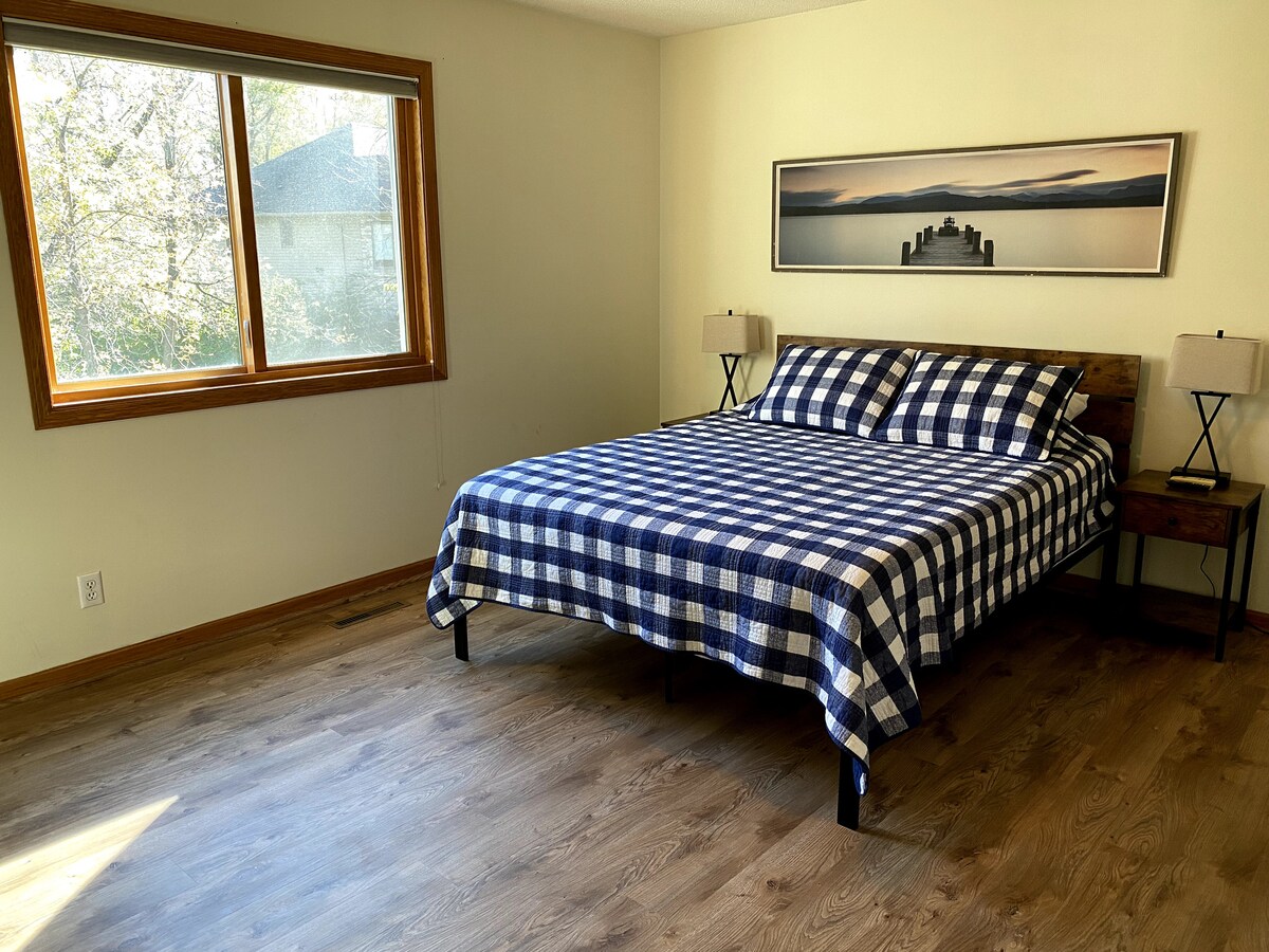 ห้องนอนใหญ่มีทางเข้าห้องน้ำแยกต่างหาก