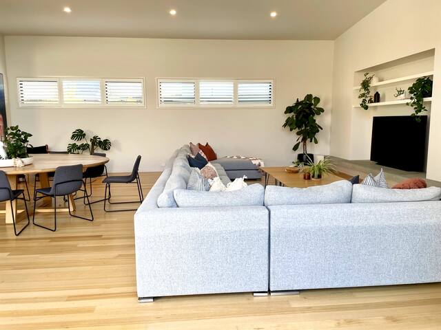 STUNNING 13th BEACH HOUSE gallery image 5