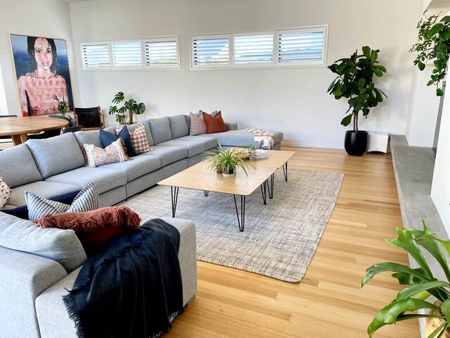 STUNNING 13th BEACH HOUSE gallery image 4