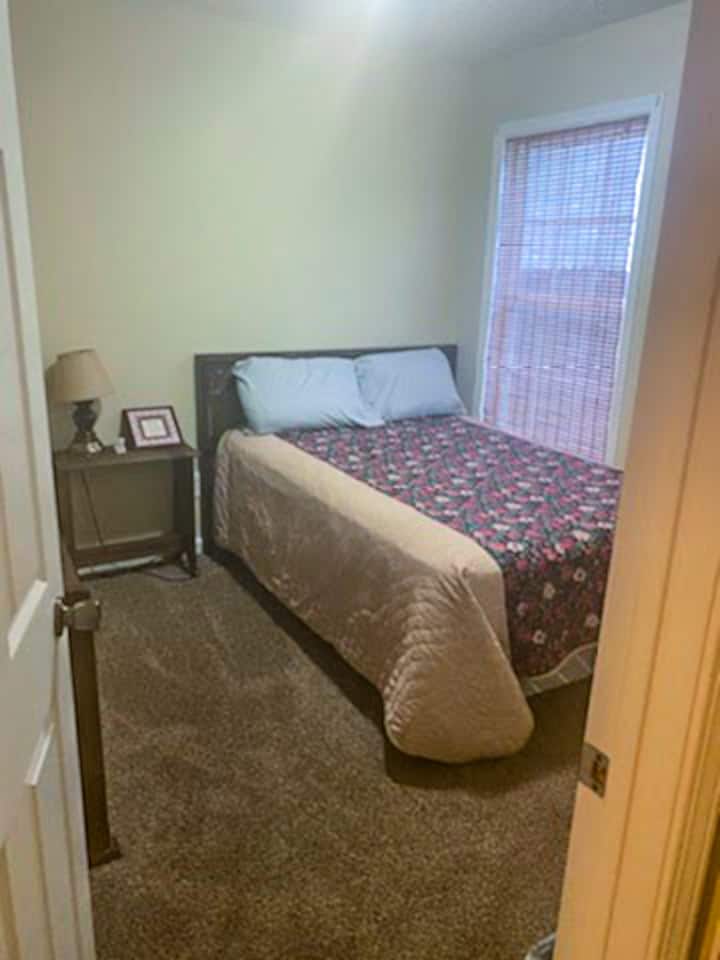 Druhá spálňa s veľkou posteľou a televízorom Firestick sú už nastavené pre vaše pohodlie.