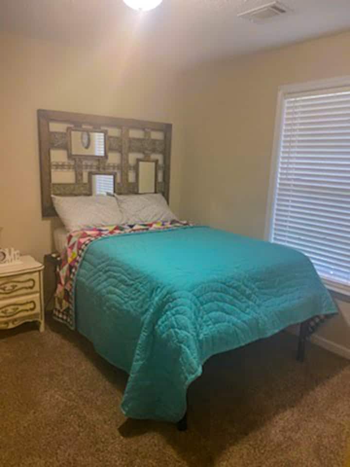 Prvá spálňa s plnohodnotnou posteľou, televízorom Firestick a DVD s DVD prehrávačom. 