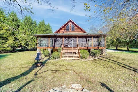 **Troutmendous - Spacious Cabin on Toccoa River**