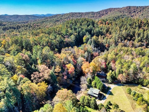 Spacious Cabin on Toccoa River w/Hot Tub, Firepit