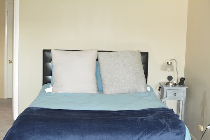 Spavaća soba br. 3. Probudite se odmorni i sretni  jer ima odličan pogled s vašeg udobnog kreveta.