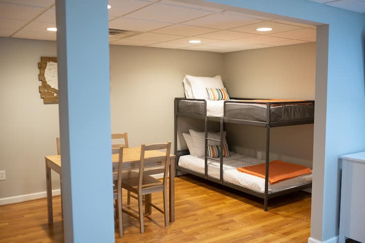 Lits superposés et coin repas