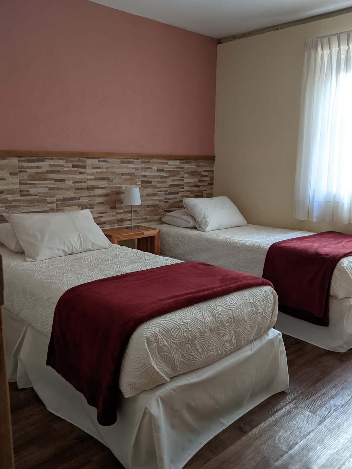 dormitorio con dos cama simples