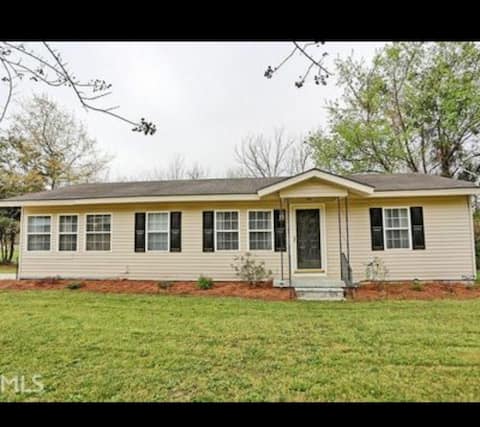 Quaint house on 1 acre. 10 minutes from Statesboro