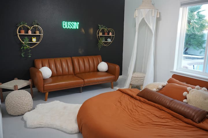 卧室4

我们称之为BUSSIN房。 4号卧室、1张标准双人床1张标准双人床、1张沙发床床。