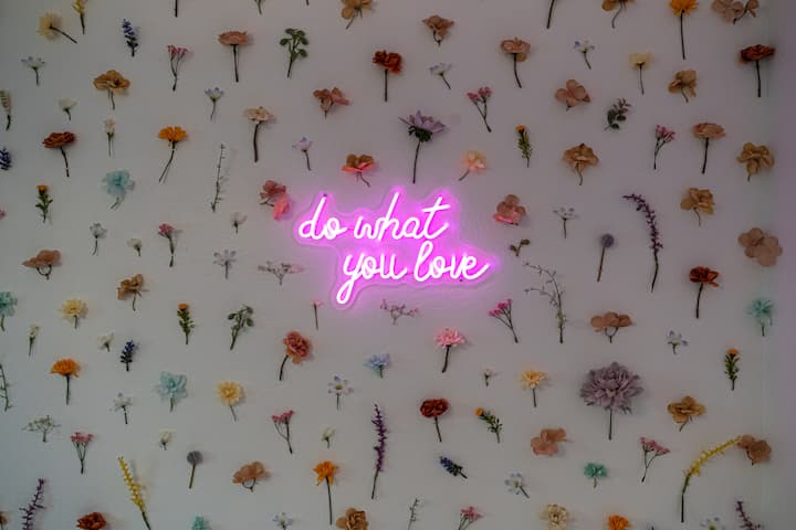 手工采摘的花朵，让这个房间拥有自己的独特之处。 