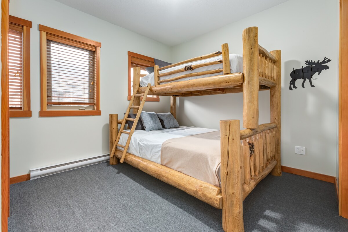 Druhá spálňa. Poschodová posteľ (menšia manželská posteľ a dvojitá posteľ v hornej časti). 