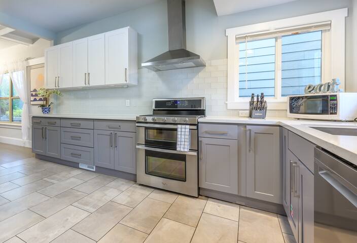 UW -Upgraded Home with 5BR/4Ba/4Parking/EV charger gallery image 5