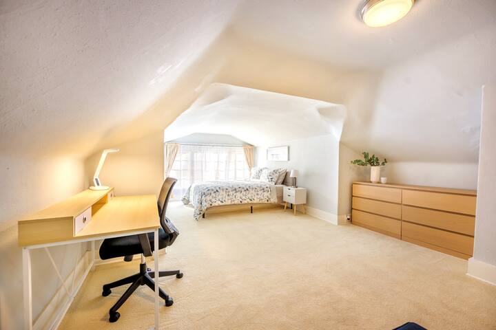 UW -Upgraded Home with 5BR/4Ba/4Parking/EV charger gallery image 4