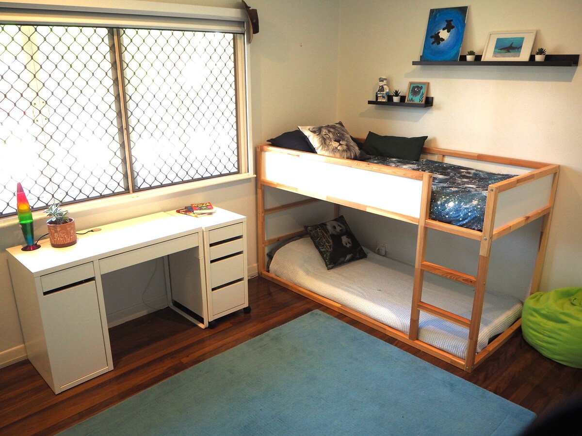 חדר שינה שני עם מיטת קומתיים