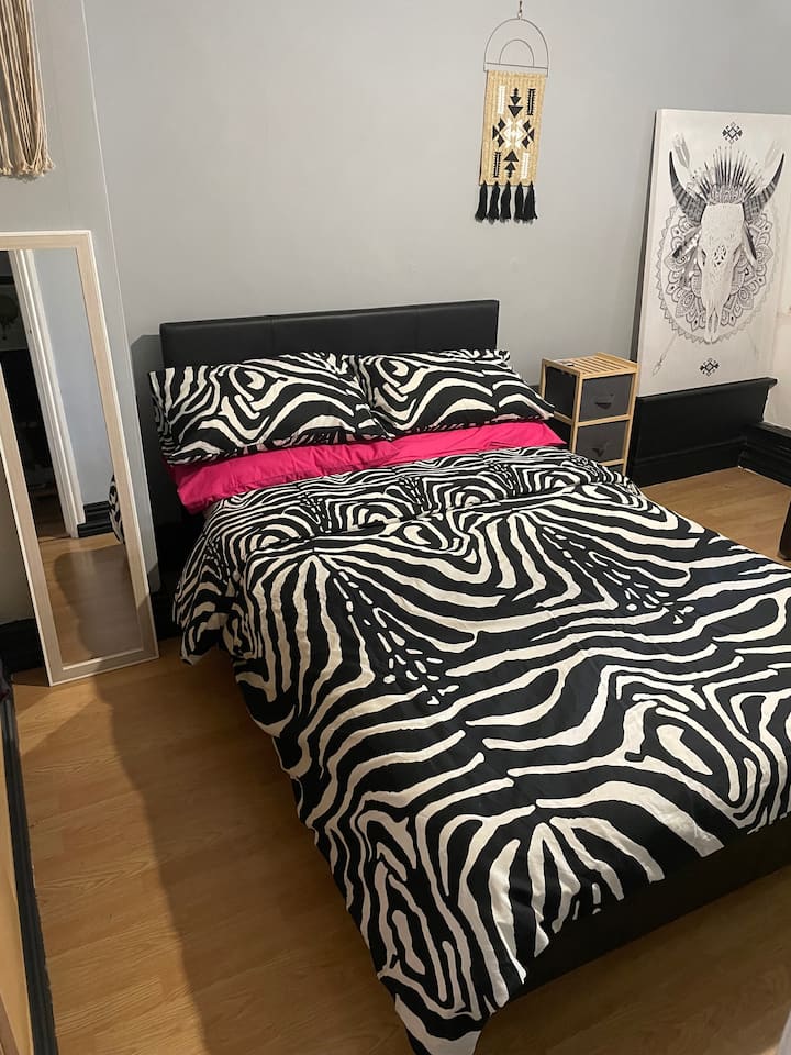 The Zebra Room Houses for Rent in Radcliffe on Trent, England, United