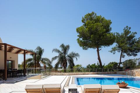 Tropical Private Oasis: 60m2 pool, ΒΒQ, pool table