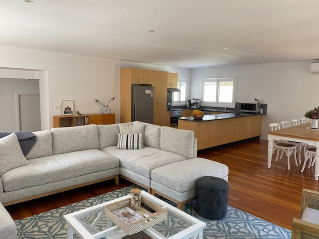 Large family home with nature walk to the beach