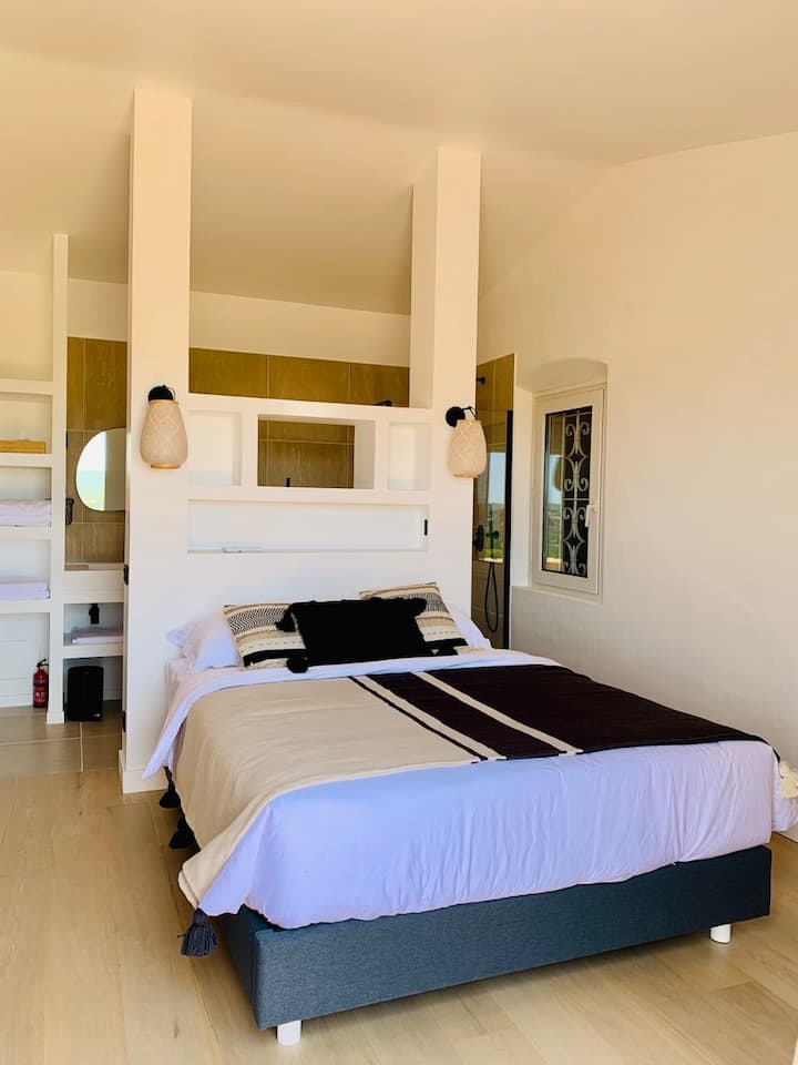 spavaća soba s krevetom 160x200 i kupaonicom na stražnjoj strani kreveta