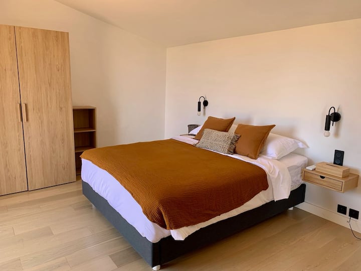 Krevet 160x200, ormar i krevet pored kreveta.
Spavaća soba s vanjskom terasom s pogledom na more