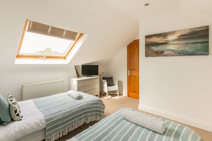 ห้องนอนเตียงแฝดชั้นแรก