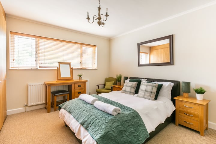 ห้องนอนเตียงใหญ่ชั้นล่าง