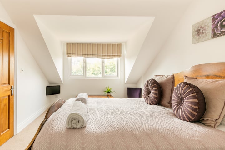 ห้องนอนเตียงใหญ่ชั้น 1