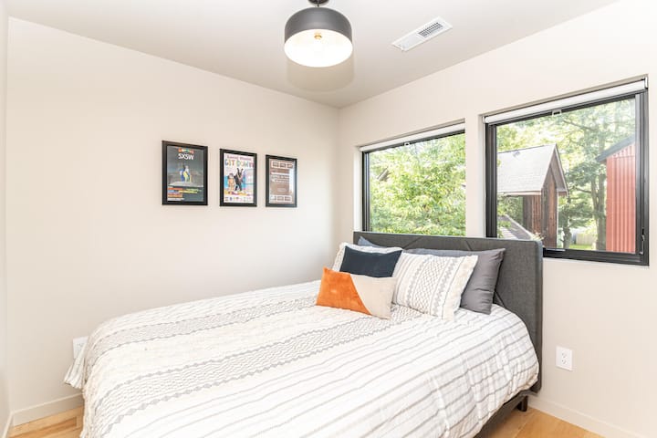 ห้องนอนทุกห้องมีเฉดสีทึบ 