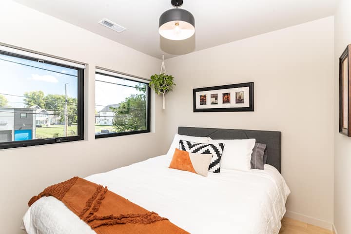 ห้องนอนทุกห้องมีเฉดสีทึบ 