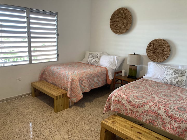 双人床位，空间很大。有卧室空调