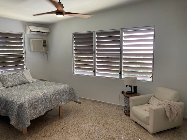 主卧设有套内卫生间。有卧室空调。