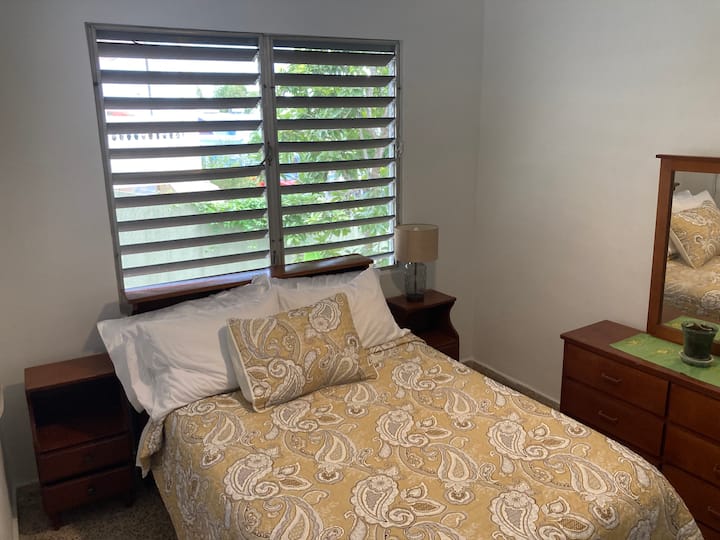 双人床。有卧室空调。