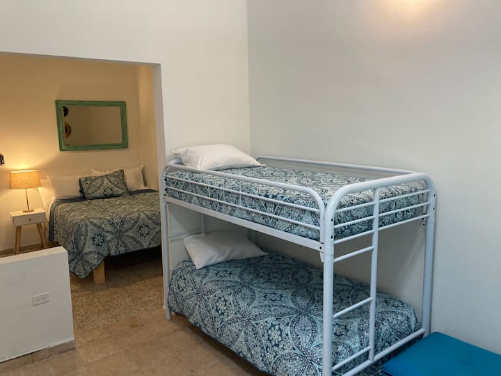 「套房」房配有双人床、双层床、沙发和全功能卫生间。有卧室的空调。 