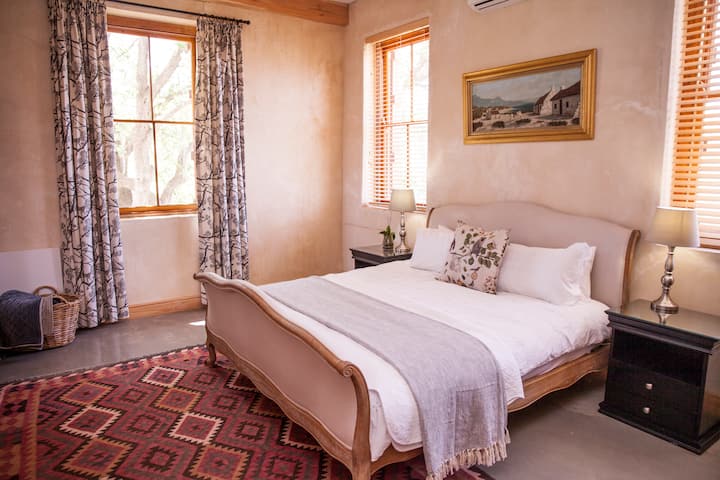 Paradijs homestead in Nieu-Bethesda - dormitorio principal en suite