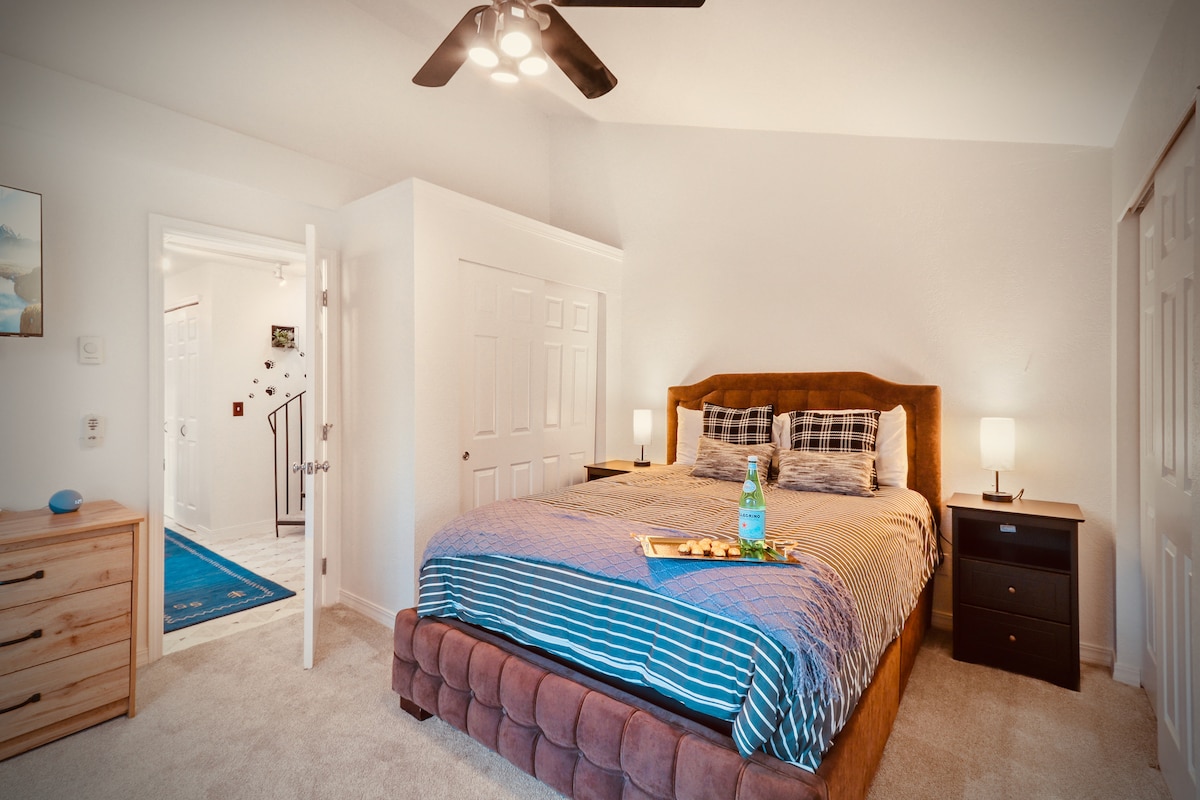 Მყუდრო საწოლი ვენტილატორითა და ტელევიზორით. Მოკალათდით ამ საწოლში ხანგრძლივი დღის შემდეგ და დატკბით ფანჯრიდან ხედებით. 