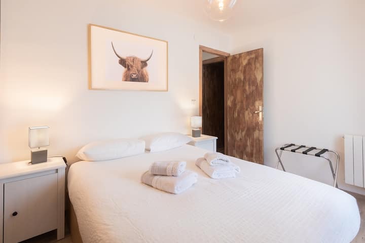 Zimmer mit einem 135 x 200 Doppelbett und Zugang zu einem Balkon mit Blick nach Norden.