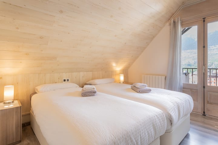 Zimmer mit zwei 90 x 200 Einzelbetten, Schrank und direktem Zugang zum Balkon.