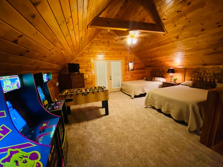Dhoma e gjumit në katin e sipërm ka 2 krevate dopio "queen" me një tavolinë futbolli dhe një mini arkadë me znj. Pacman dhe Street Fighter II.  Smart TV transmeton Netflix.