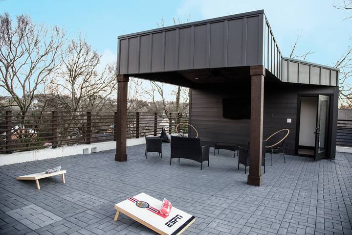 Game Room & Rooftop near downtown!!!