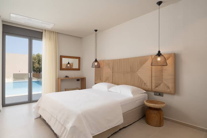 泳池旁边的加大双人床卧室是一个舒适的情侣度假胜地。 